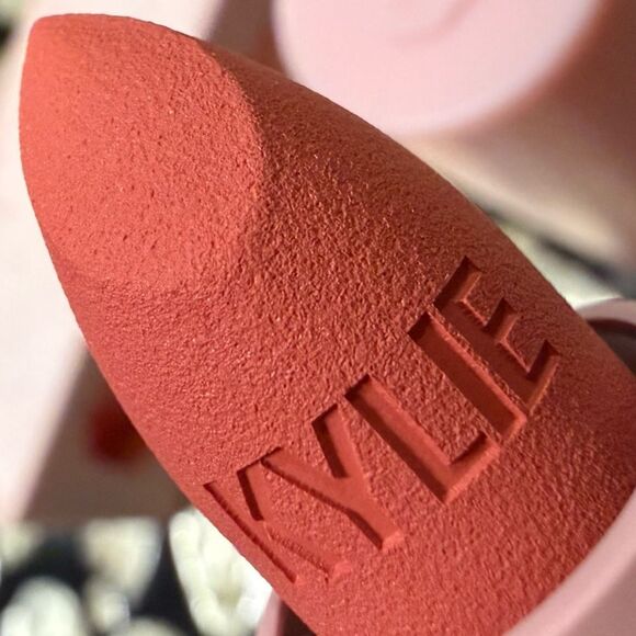 Kylie Cosmetics Matte Lipstick – Shade 209 “Summer Somewhere” (Women) - Picture 11 of 17